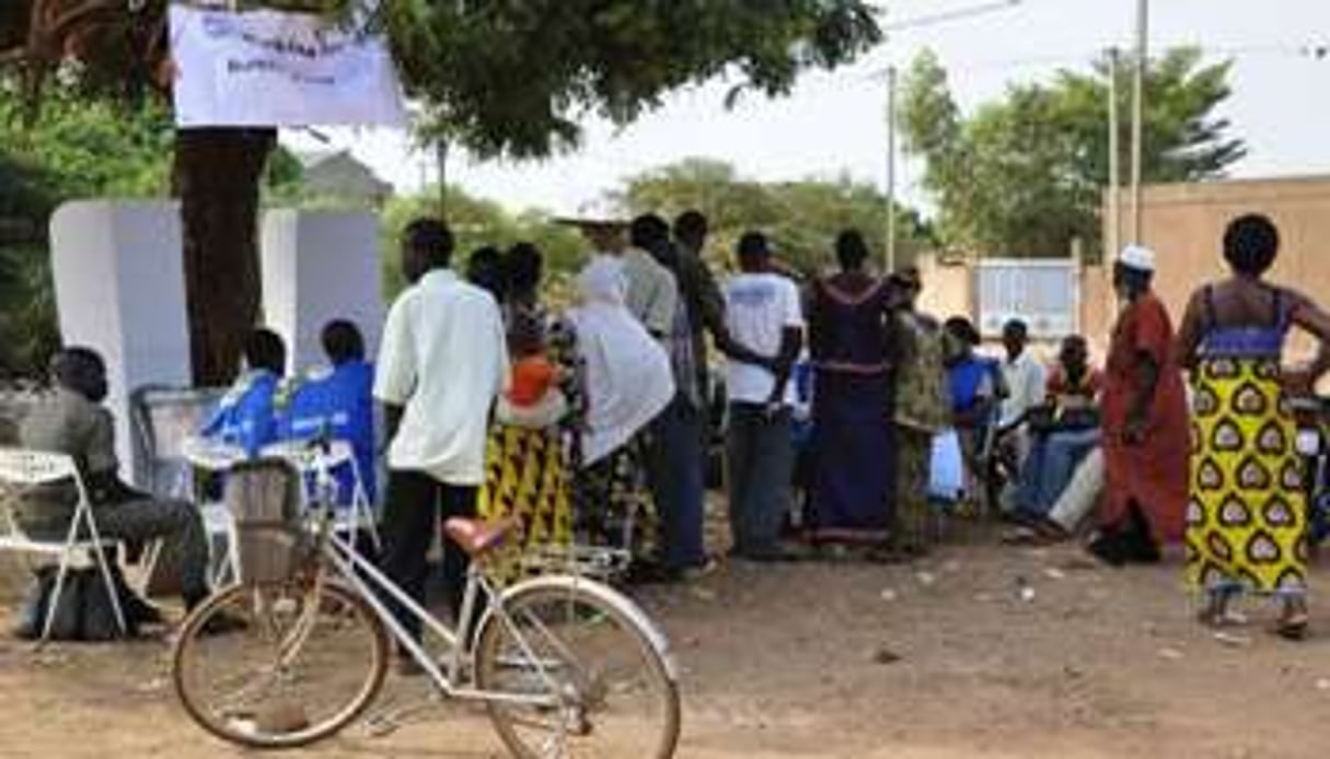 Lors du scrutin, le 2 décembre 2012 à Ouagadougou. © Ahmed Ouoba/AFP