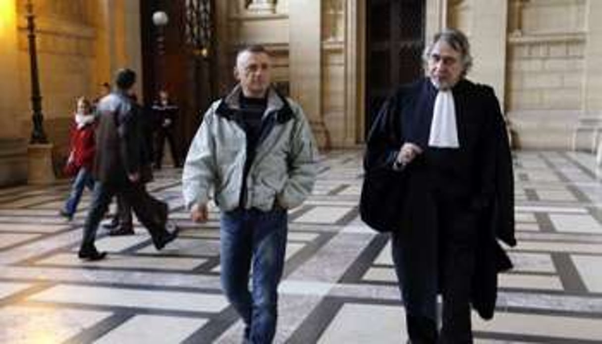 L’ancien militaire Guy Raugel (g) et son avocat à la cour d’assises de Paris, le 4 décembre 2012. © Francois Guillot/AFP/Archives