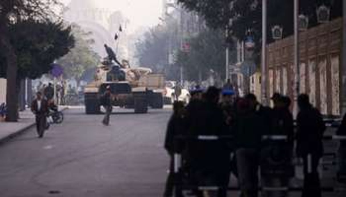 Soldats égyptiens déployés le 8 décembre 2012 devant le palais présidentiel au Caire. © AFP