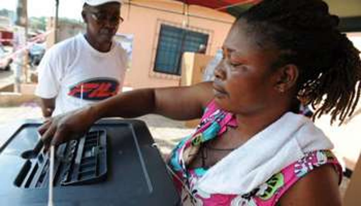 Une femme vote le 8 décembre 2012 à Accra. © AFP