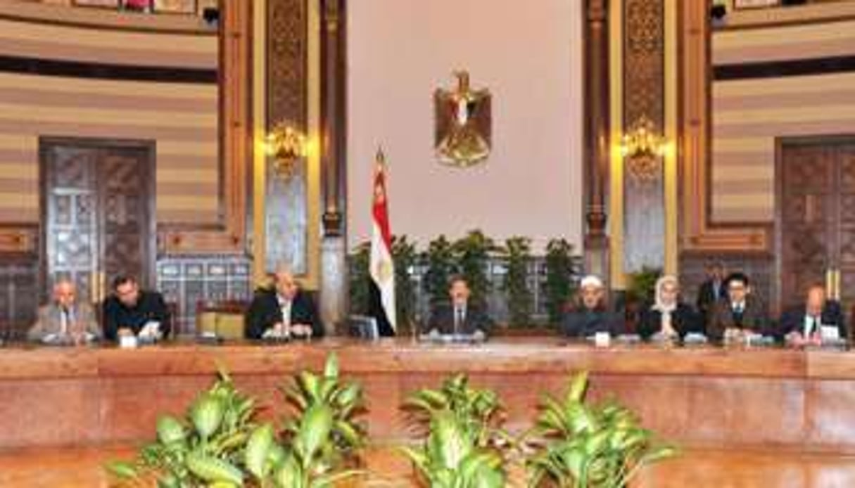 Mohamed Morsi lors d’une rencontre avec des personnalités politiques le 8 décembre 2012 au Caire. © AFP
