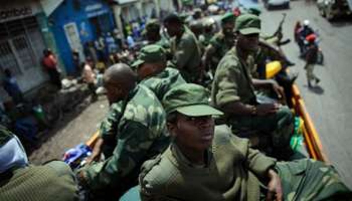 Des rebelles du M23 attendent d’évacuer la ville de Goma le 1er décembre 2012. © AFP