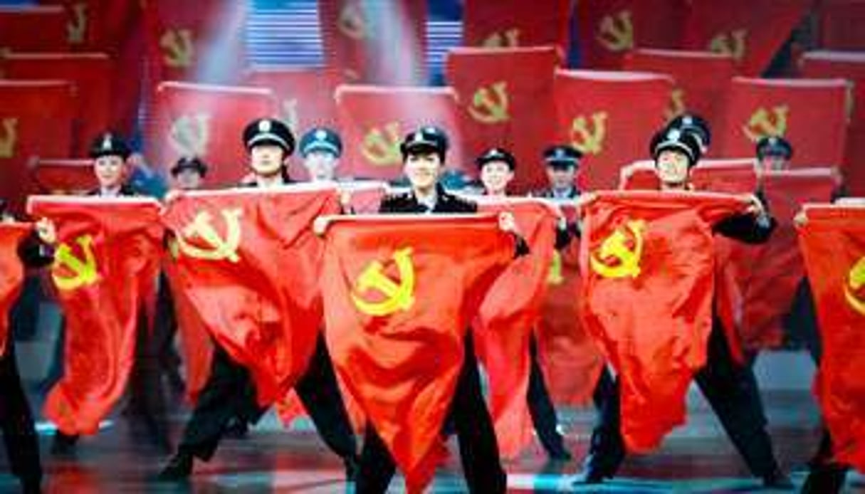 Des fonctionnaires en spectacle devant le congrès du Parti communiste, à Haiku. © AP/SIPA