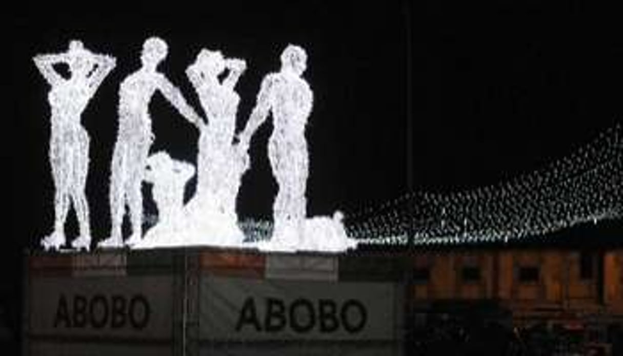 Une installation de sept grandes silhouettes, illuminations de Noël, à Abidjan. © AFP