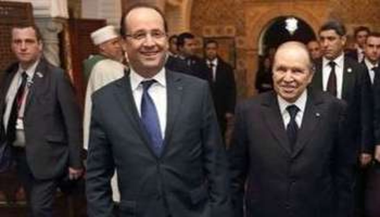 François Hollande (à g.) et Abdelaziz Bouteflika. © AFP