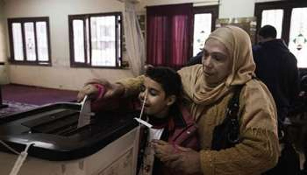 Une femme vote le 22 décembre 2010 à Guizeh, au sud du Caire. © AFP