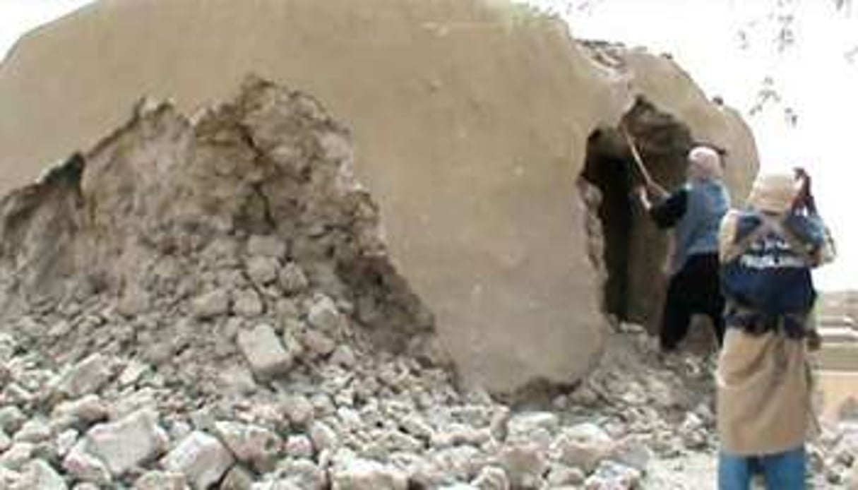 Capture d’écran d’une vidéo d’islamistes détruisent un ancien sanctuaire à Tombouctou. © AFP