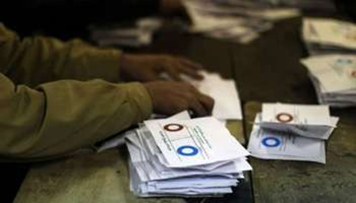 Dépouillement le 22 décembre 2012 à Guizeh après la seconde phase du référendum. © AFP