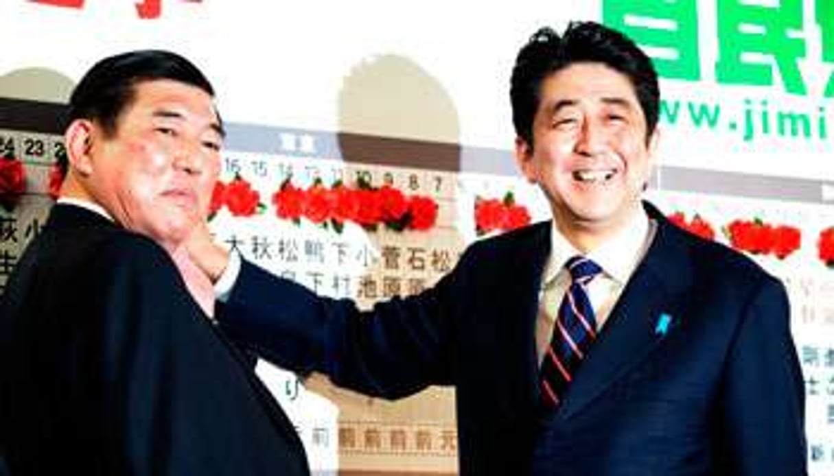 Shinzo Abe (à dr.) et Shigeru Ishiba, président et secrétaire du PLD. © SIPA