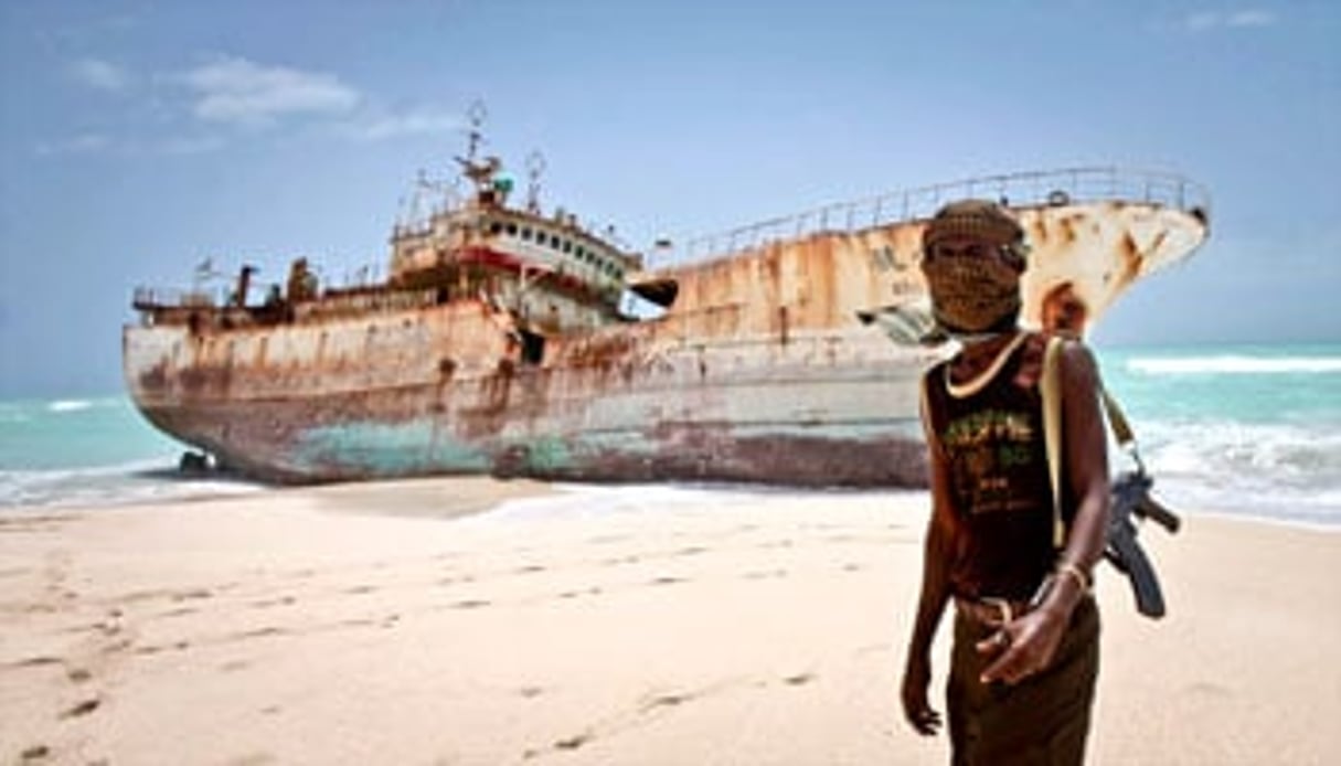 L’épave d’un bateau de pêche taïwanais, abandonnée à Hobyo (Somalie) après la libération de l’équipage contre une rançon. © Farah Abdi Warsameh/AP/SIPA