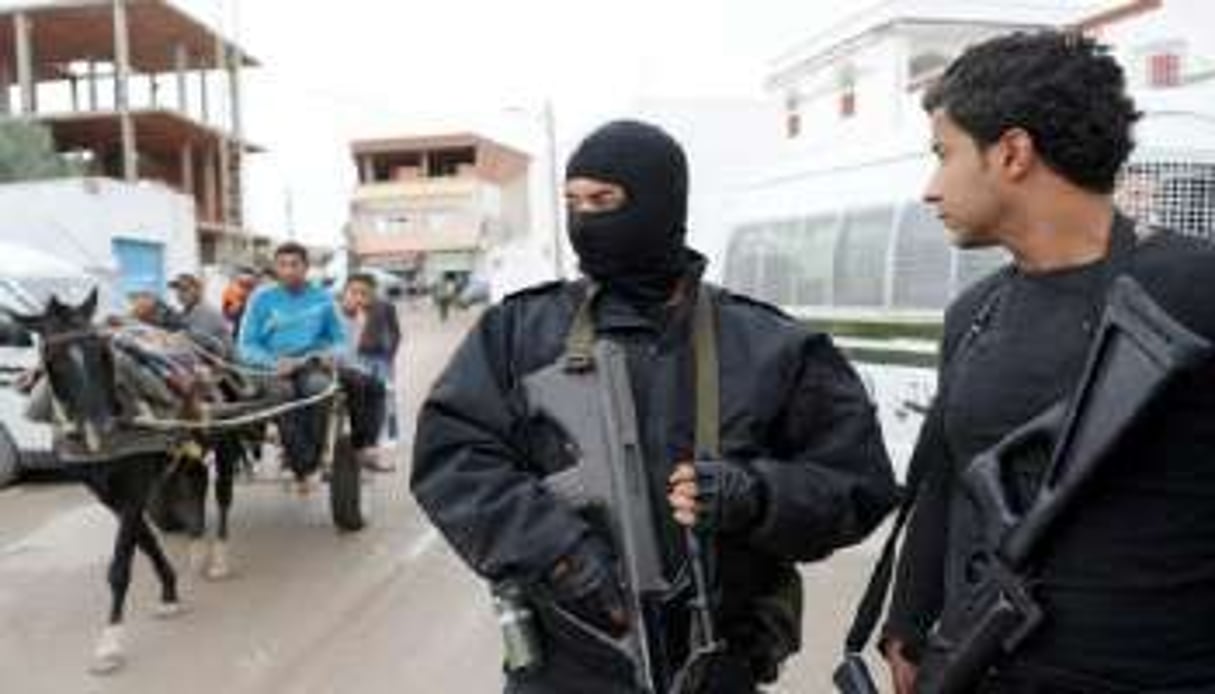 Des policiers en faction dans le quartier de Douar Hicher, à Tunis, en octobre 2012. © AFP/Fethi Belaid