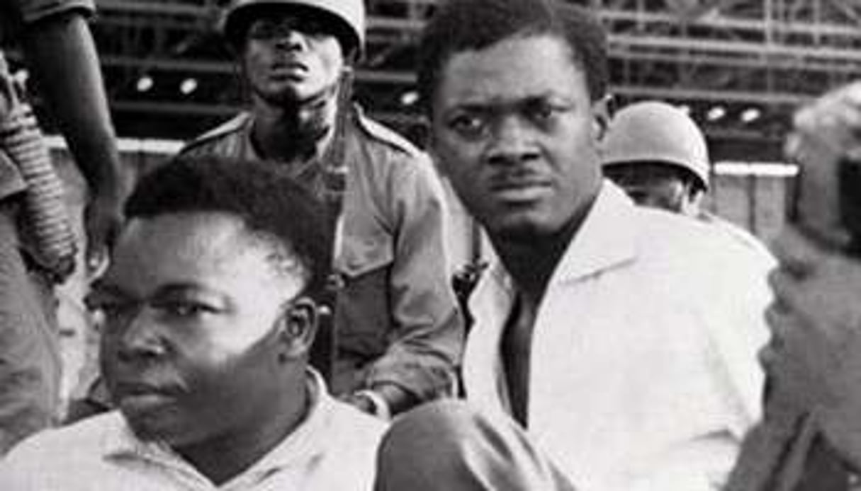 Patrice Lumumba (à dr.) et Joseph Okito, après leur arrestation en décembre 1960. © AFP