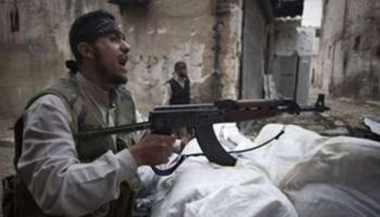 Des rebelles syriens tirent sur des positions de l’armée, le 22 octobre 2012 à Alep. © AFP