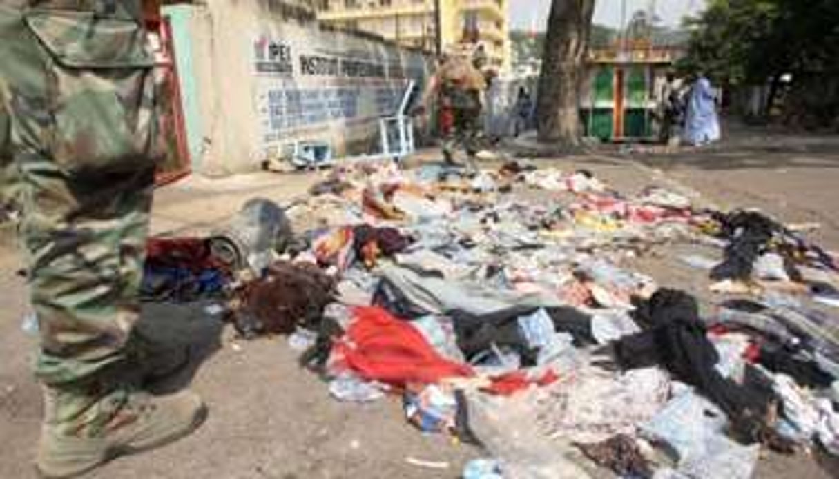 Des vêtements et des chaussures abandonnés sur le lieu de la bousculade, à Abidjan, le 1 janvier. © AFP