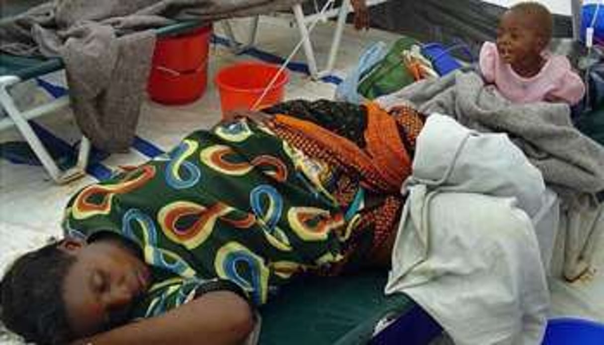 Une jeune femme et sa fille, touchées par le choléra en Zambie, en 2004. © AFP Archives
