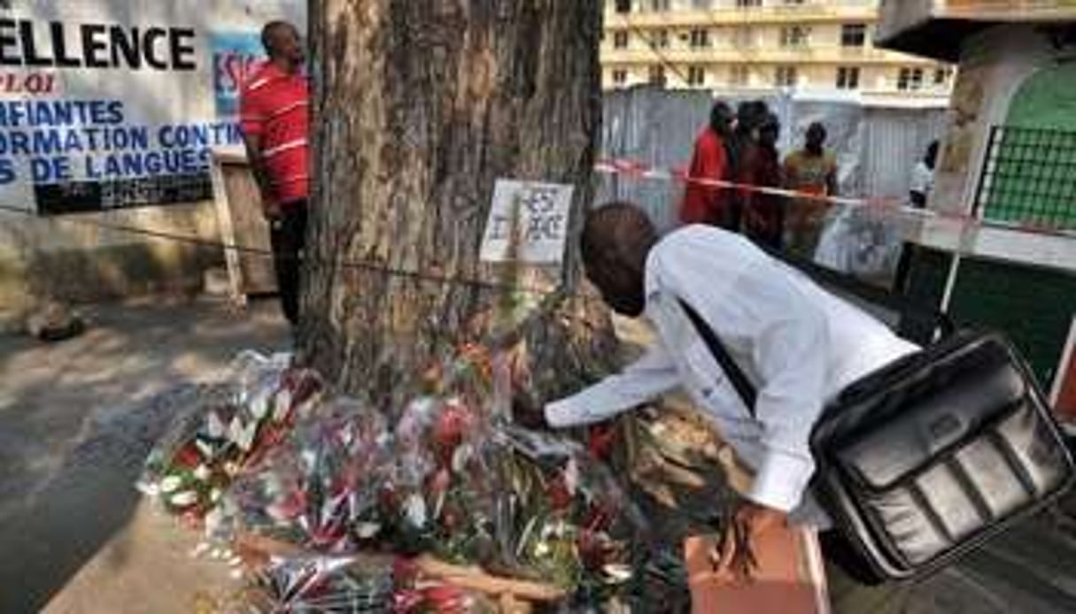 Des fleurs déposées le 2 janvier 2013 à Abidjan en hommage aux victime de la bousculade. © AFP