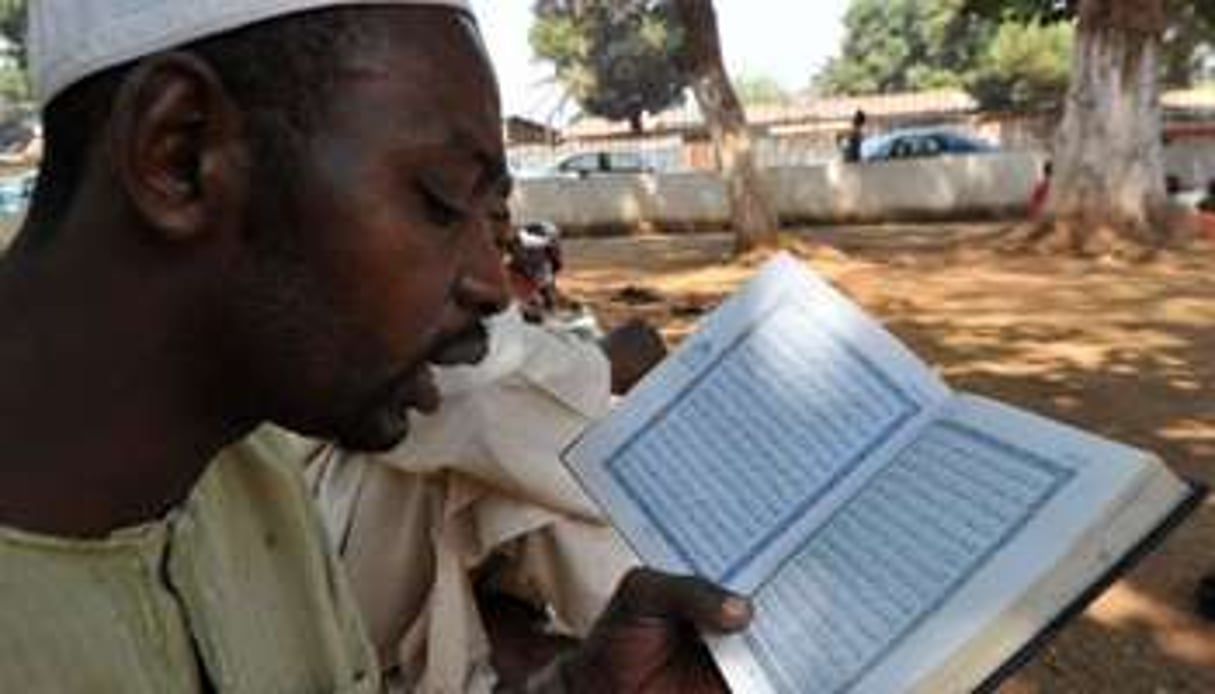 Un musulman lit le Coran devant la mosquée centrale de Bangui le 4 janvier 2013 © AFP