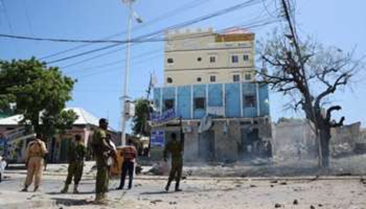 Des soldats somaliens le 14 décembre 2012 sur le lieu d’un attentat à Mogadiscio. © AFP