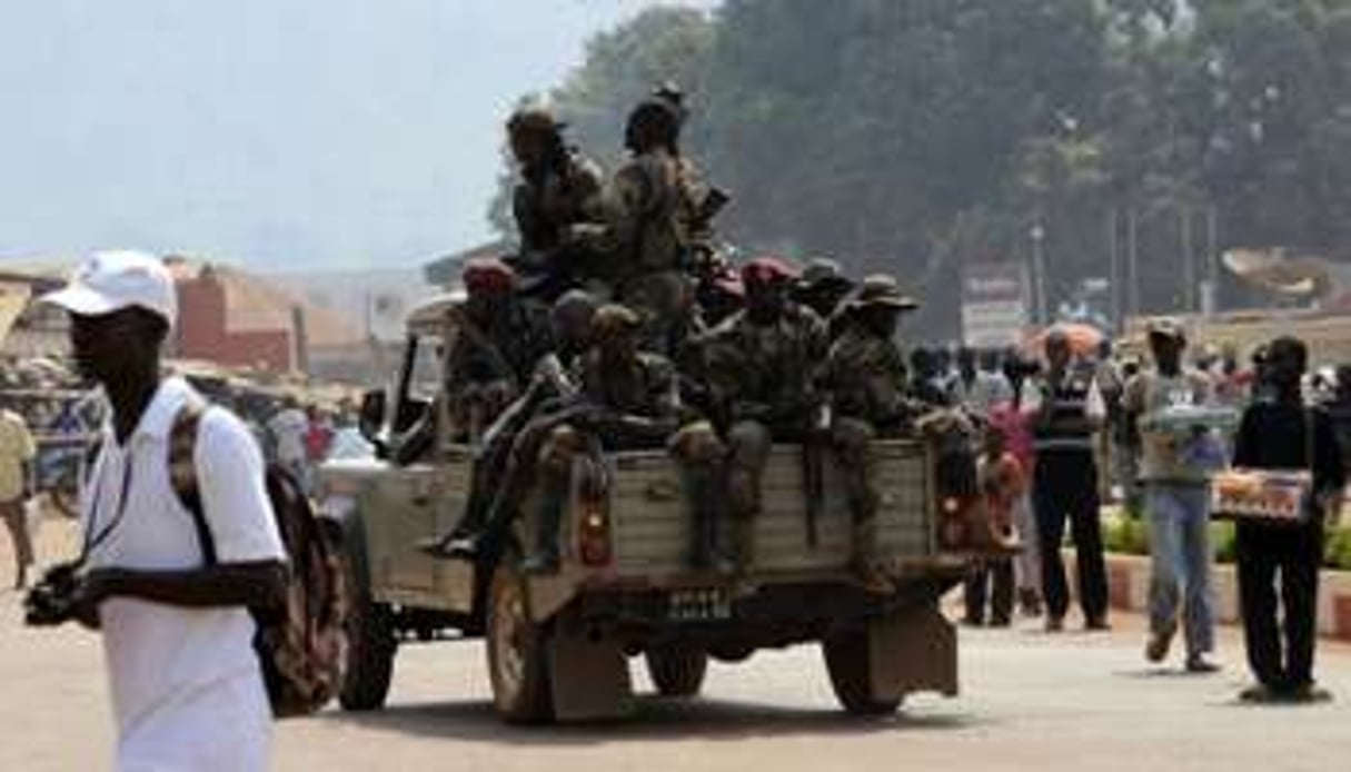 Des soldats centrafricains patrouillent à Bangui, le 5 janvier 2013. © AFP