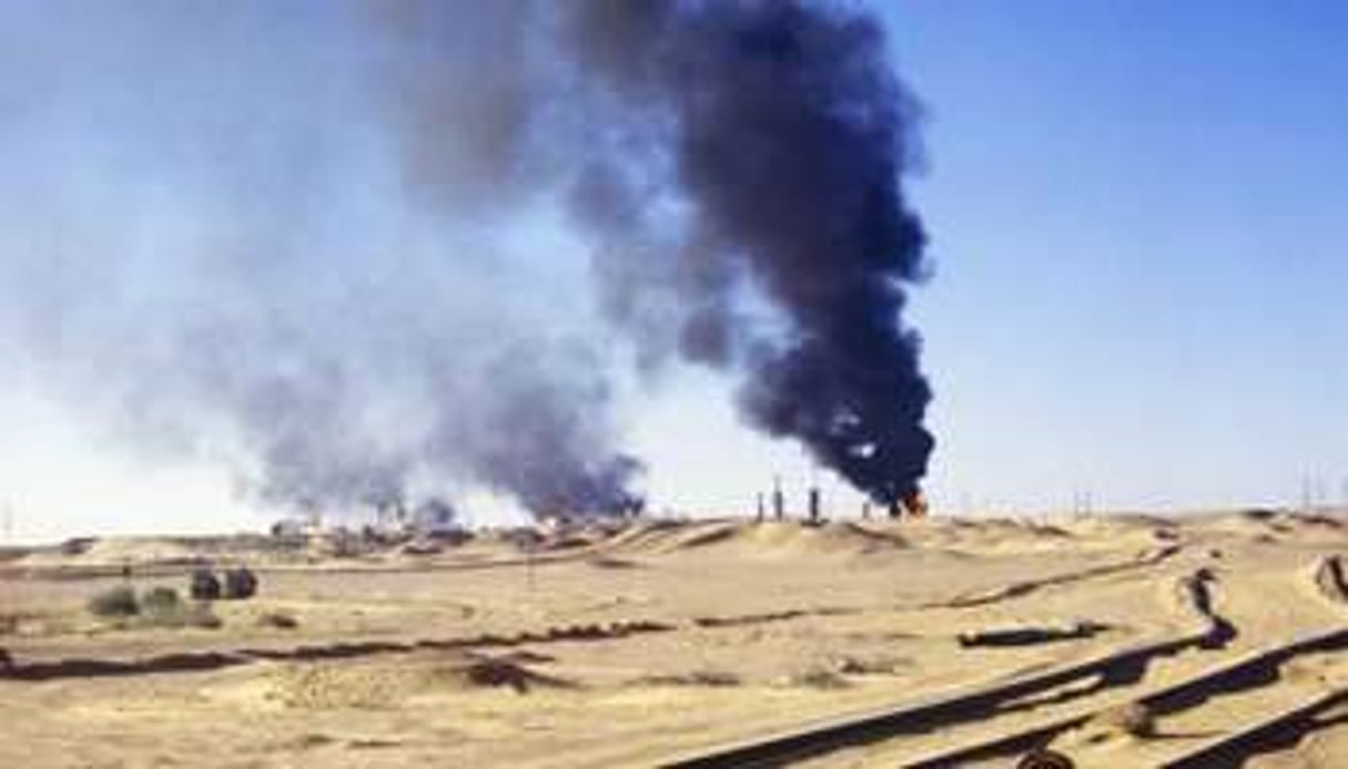 Des puits de pétrole à Hassi Messaoud, dans le sud de l’Algérie. © AFP