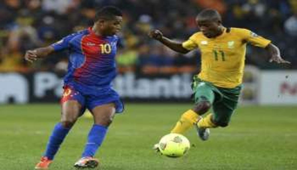 L’attaquant cap-verdien Heldon (g) et le défenseur sud-africain Thabo Matlaba. © AFP