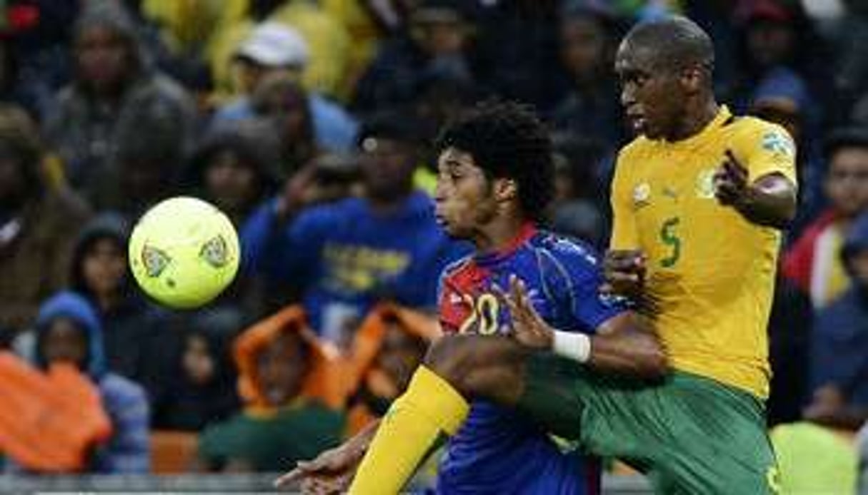 L’attaquant cap-verdien Ryan Mendes (g) à la lutte avec le défenseur sud-africain Anele Ngcongca. © AFP