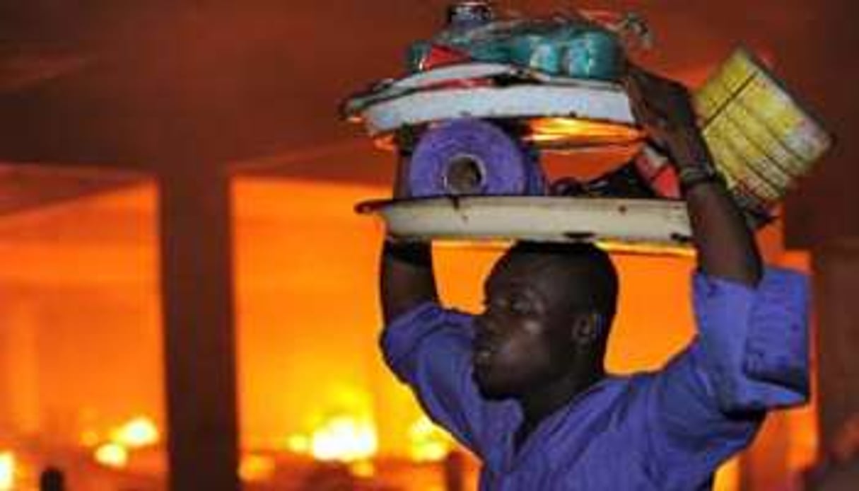 À l’intérieur du marché de Lomé dans la nuit du vendredi 11 au samedi 12 janvier. © AFP