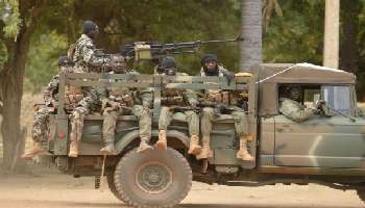 Des soldats maliens patrouillent à Diabali, le 26 janvier 2013. © AFP