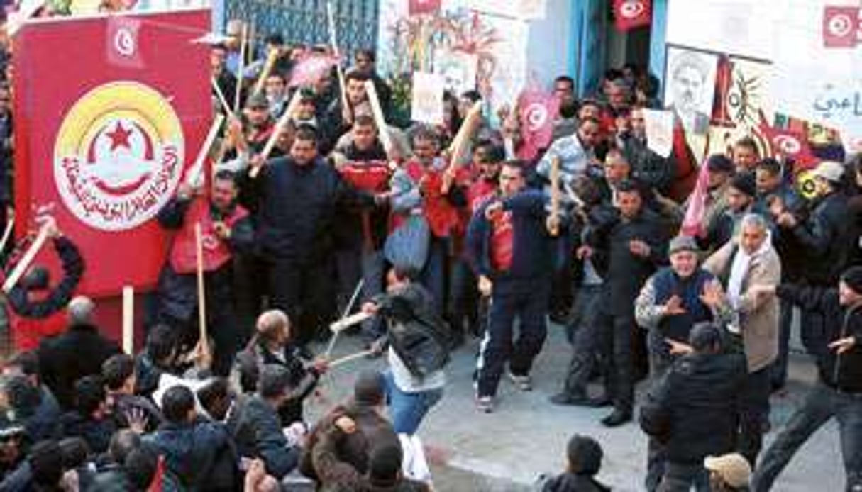 Militants syndicaux pris à partie par des membres de la LPR, le 4 décembre à Tunis. © Sipa