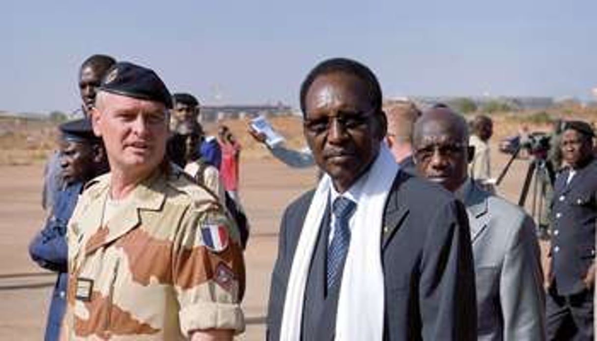 Le président de transition Dioncounda Traoré, visitant les soldats français à Bamako. © AFP
