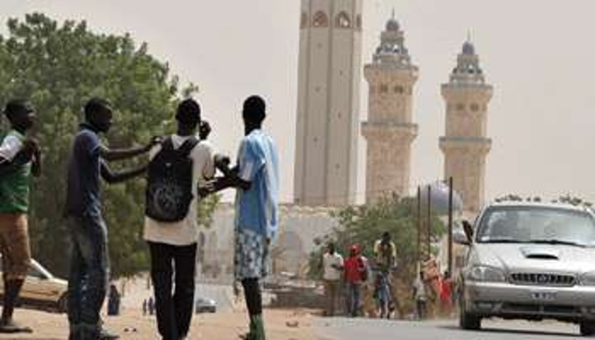 Des jeunes devant la mosquée de Touba, au sénégal. © DR