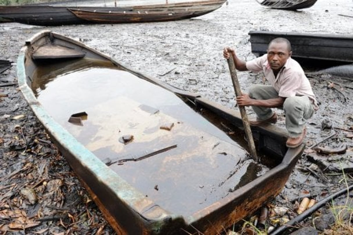 Les quatre pêcheurs et fermiers nigérians accusent Shell d’être responsable des fuites d’un oléoduc au Nigeria. © AFP