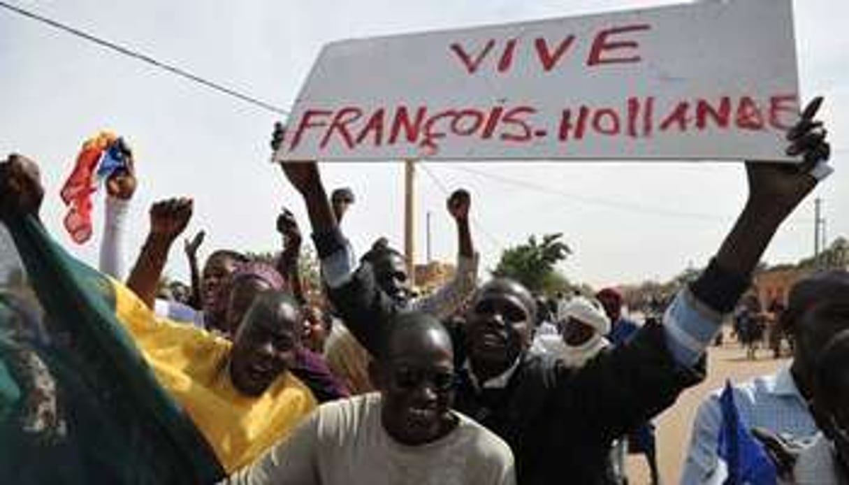 François Hollande a été accueilli à Sévaré par Dioncounda Traoré. © AFP/Kambou Sia