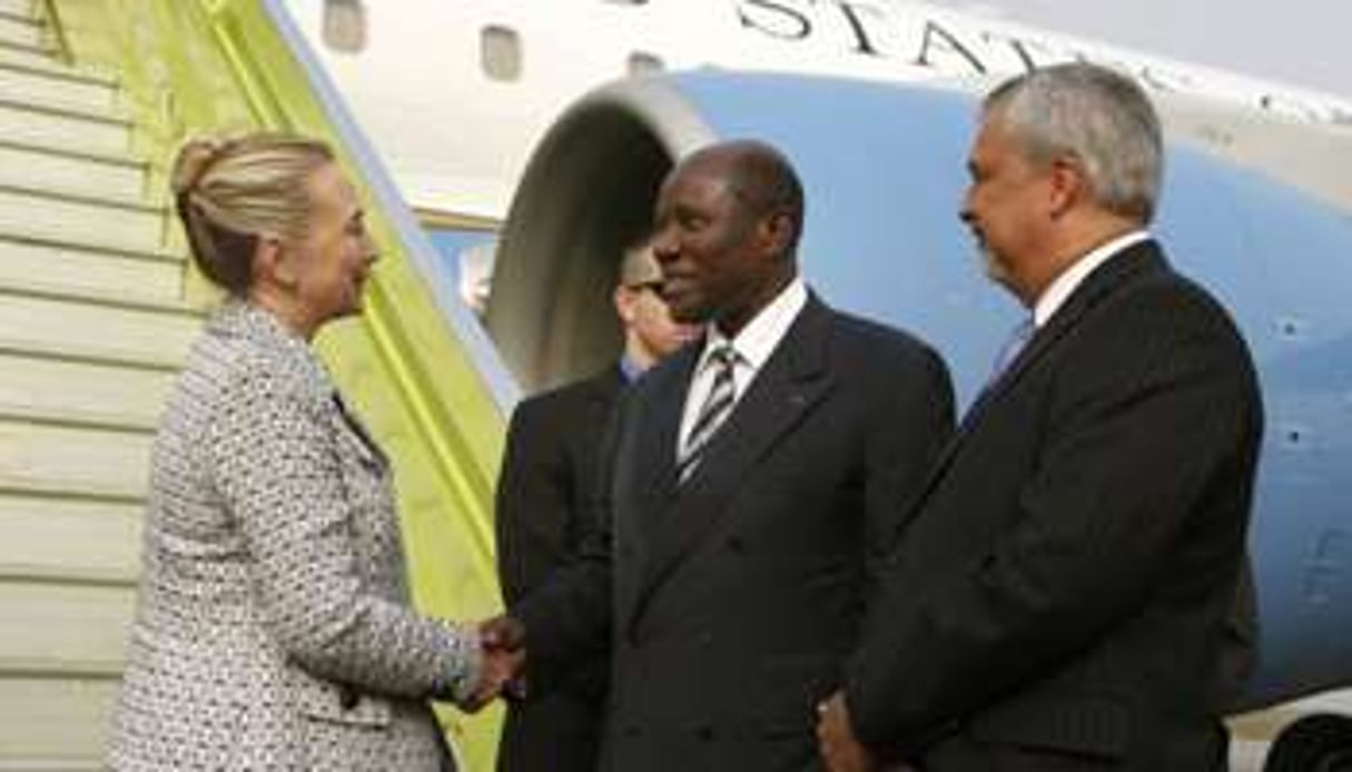 Hillary Clinton (G), Daniel Kablan Duncan (C) et l’Ambassadeur américain Phillip Carter III (D). © AFP