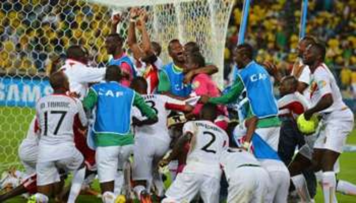 Les joueurs de l’équipe malienne fêtent leur victoire contre l’Afrique du Sud, le 2 févrrier 2013 © AFP