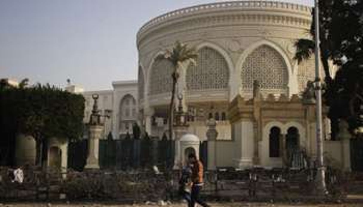 Des barbelés endommagés devant le palais présidentiel du Caire, le 2 février 2013. © AFP