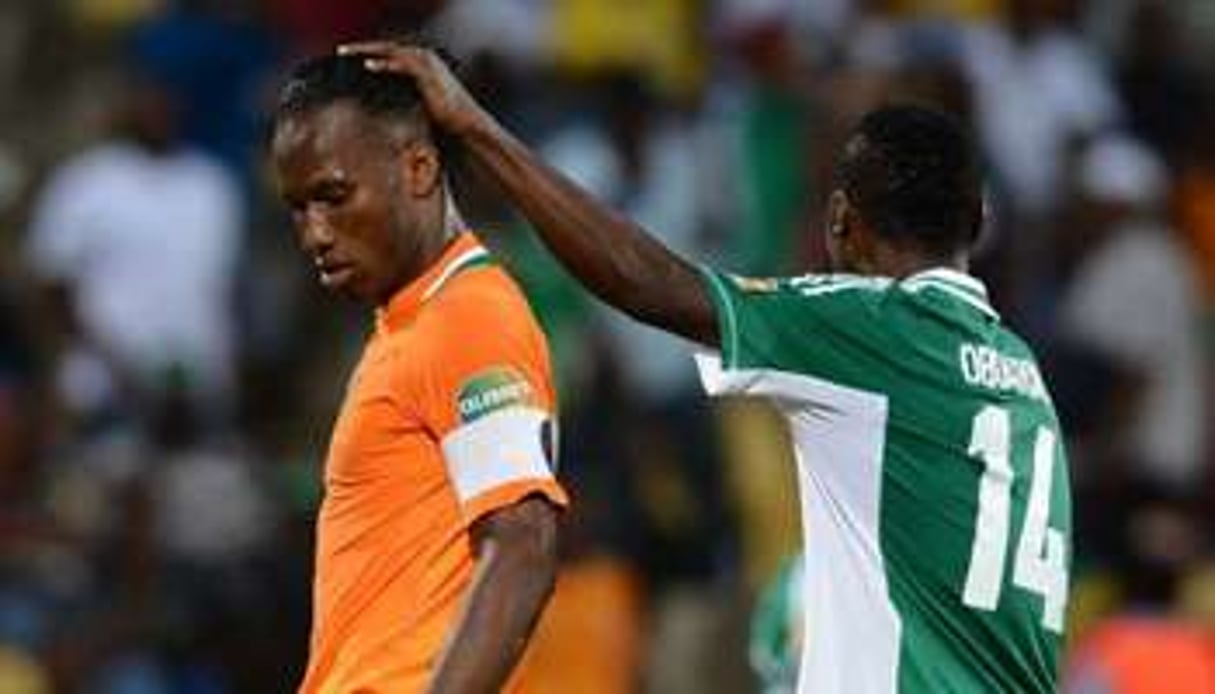 L’attaquant ivoirien Didier Drogba réconforté par le défenseur nigérian Godfrey Oboabona. © AFP