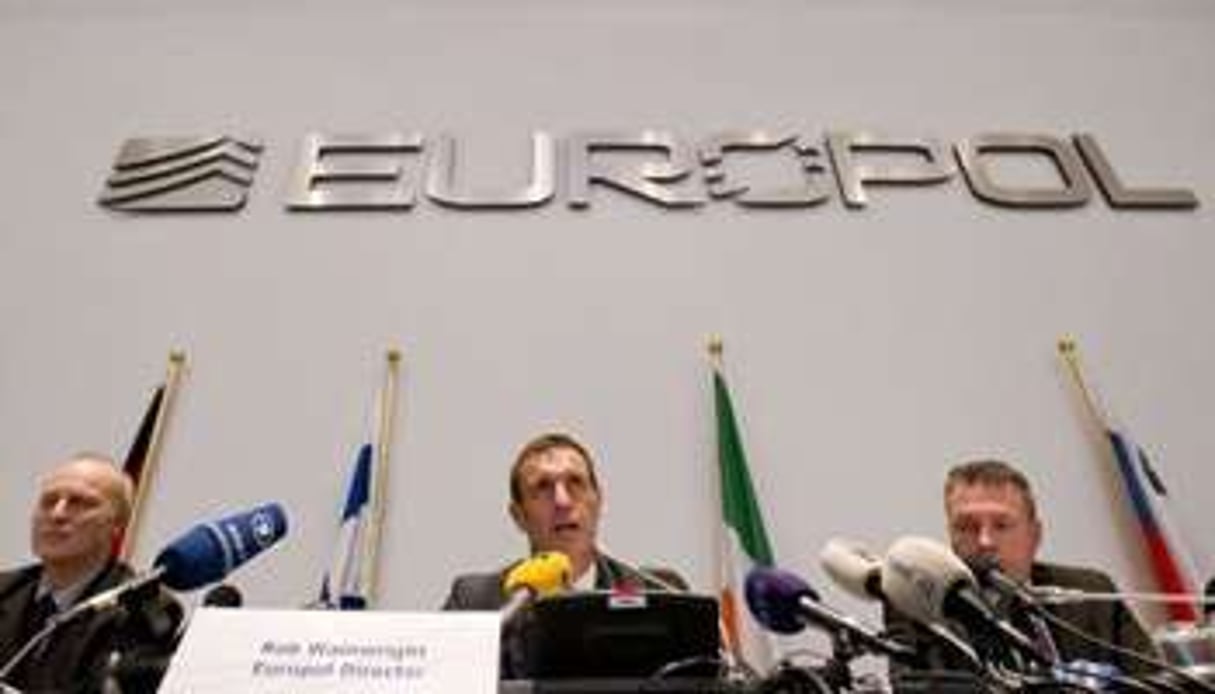 Le directeur d’Europol Rob Wainwright (c.), à La Haye, aux Pays-Bas, le 4 février 2013. © Robin van Lonkhuijsen/ANP/AFP