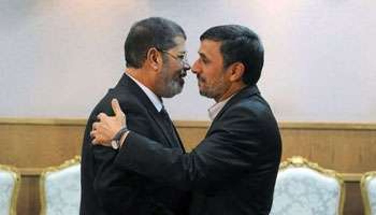 Mohamed Morsi (à g.) et Mahmoud Ahmadinejad en août 2012 à Téhéran. © AFP