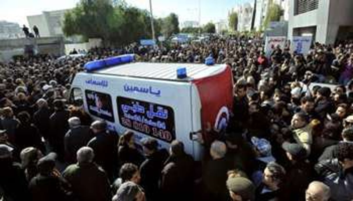 L’ambulance transportant le corps de Chokri Belaïd, le 6 février 2013, à Tunis. © Fethi Belaid/AFP