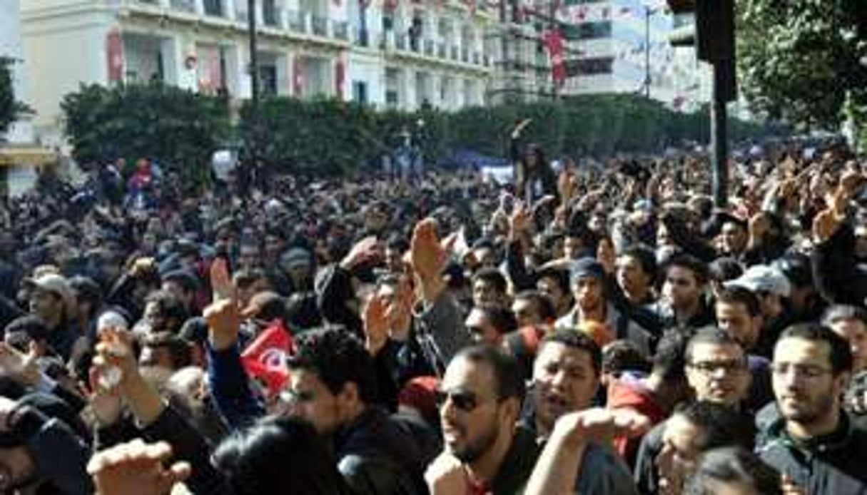 Des Tunisiens rassemblés devant le ministère de l’Intérieur, jeudi 6 février, à Tunis. © Fethi Belaid:AFP