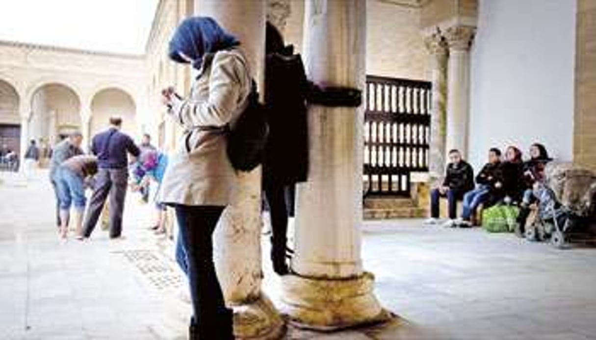 Avant la prière du vendredi, à la mosquée de la Zitouna, à Tunis. © Ons Abid/J.A