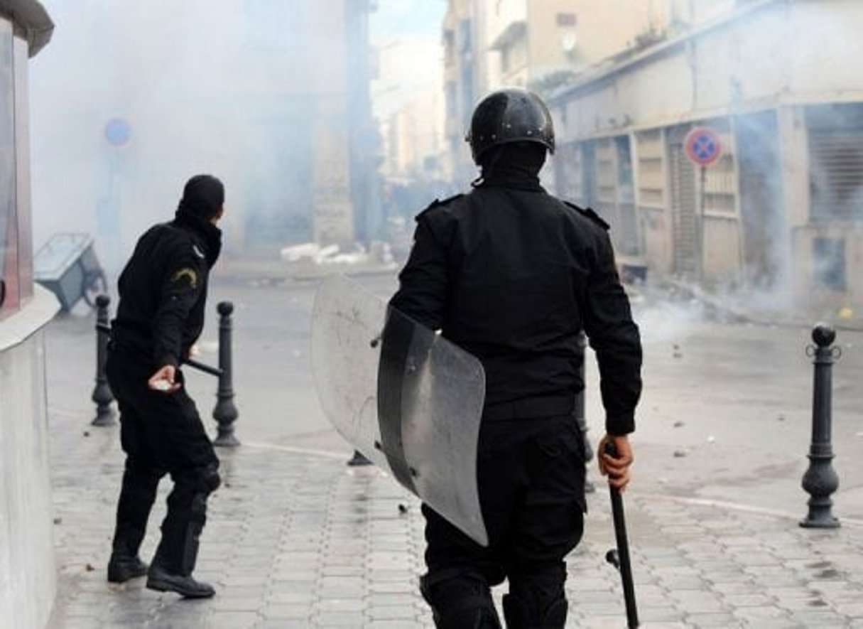 Tunisie: un policier tué dans les affrontements à Tunis © AFP
