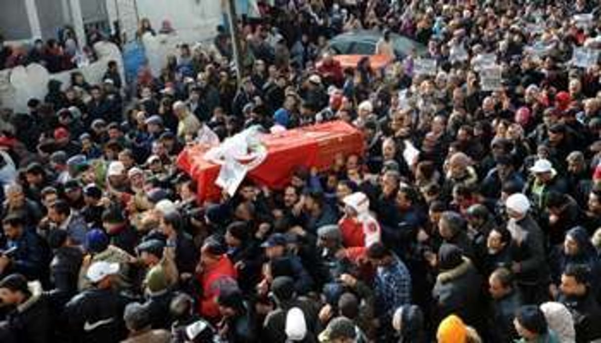 Le cercueil de Chokri Belaïd suivi par des milliers de Tunisiens à Djebel Jelloul, près de Tunis. © Fethi Belaïd/AFP