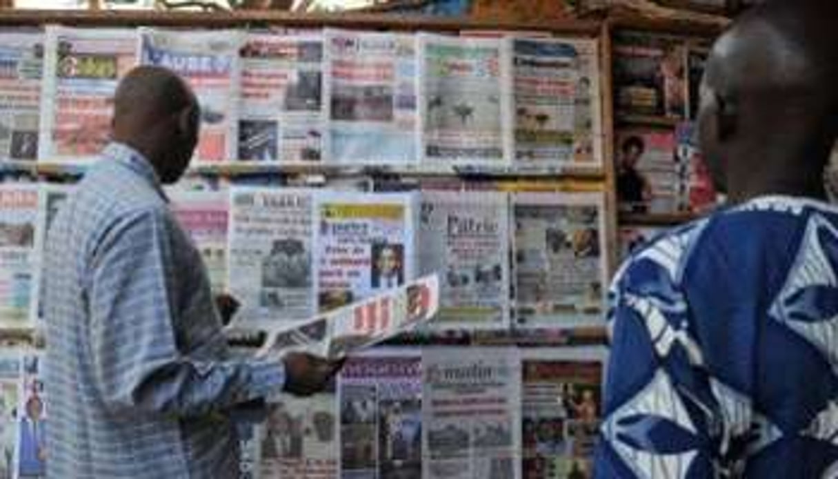 Les unes des journaux à Bamako. © AFP/Issouf Sanogo