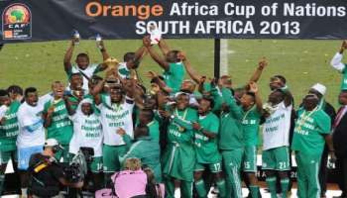 Les Nigérians brandissent le trophée de la CAN, le 10 février 2013 au Soccer City de Johannesburg © Alexander Joe/AFP