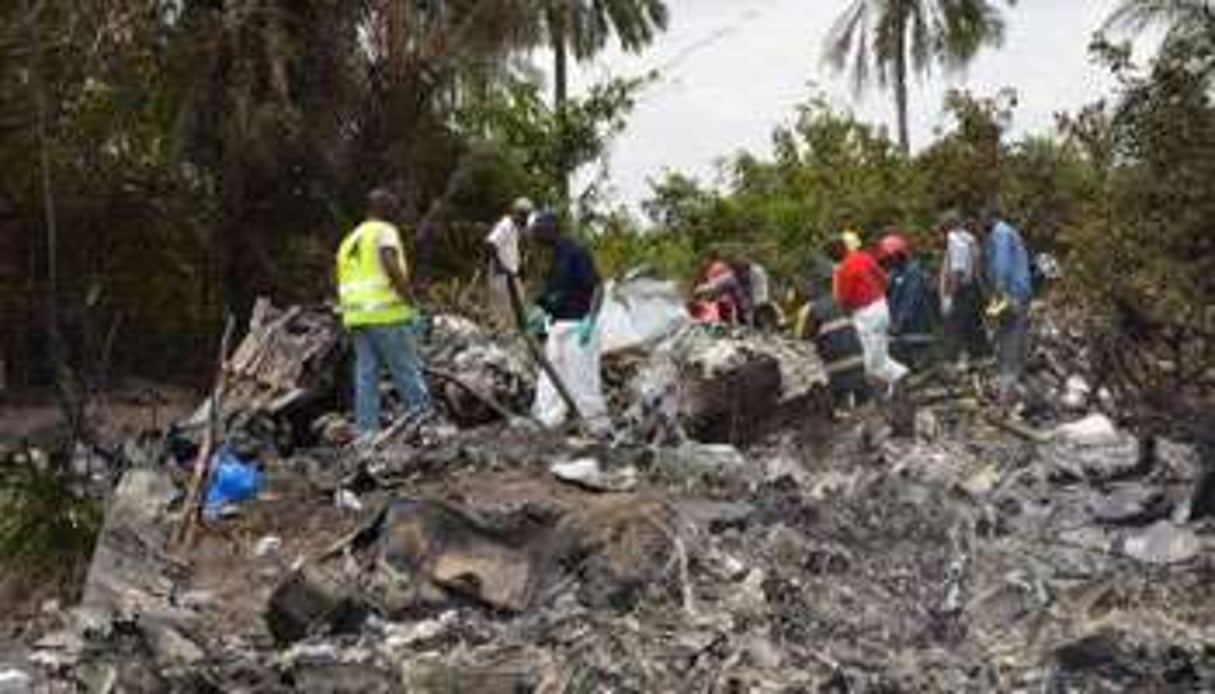 Des équipes d’inspections sur le lieu du crash au Liberia. © AFP