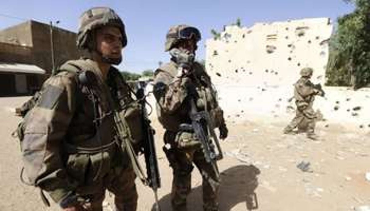 Des soldats français près du commissariat le 11 février 2013 à Gao. © AFP