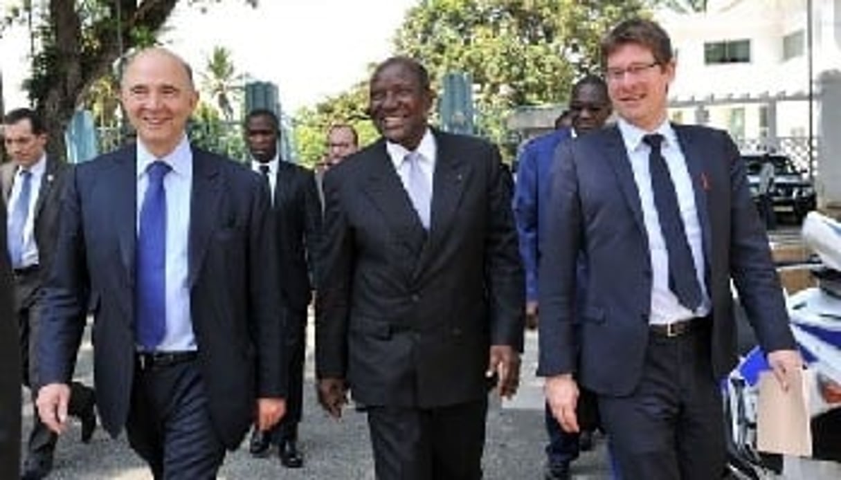 Pascal Canfin (d) en compagnie de Pierre Moscovici (g) et Daniel Kablan Duncan en décembre à Abidjan. © AFP