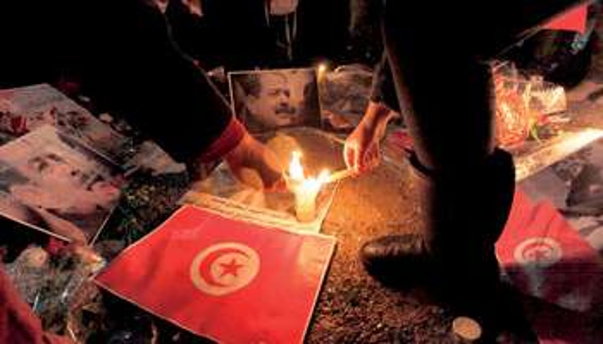 Hommage des Tunisiens à Chokri Belaïd, le 7 février devant son domicile. © Ons Abid